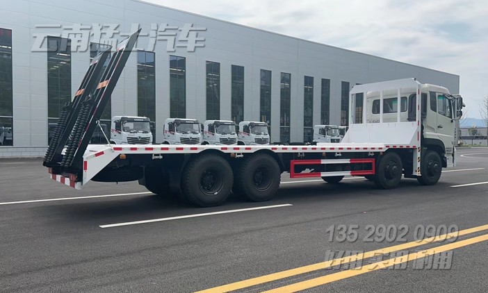 東風(fēng)8*4,平板運(yùn)輸車(chē),汽車(chē)挖機(jī)板,平板挖機(jī)車(chē),公路救援車(chē),應(yīng)急搶修車(chē),車(chē)輛救援,重型卡車(chē),特種運(yùn)輸車(chē)