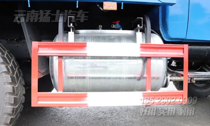 EQ2100自卸汽車,5噸尖頭自卸車,東風(fēng)藍(lán)自卸車,出口車專供,六驅(qū)自卸車,6*6公路運(yùn)輸車